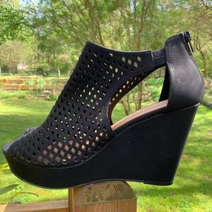 Chinese Laundry platforms